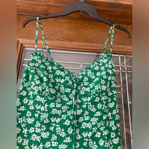 Green sundress w adjustable straps, zip back. Front slit-not lined. Size L - Picture 2 of 3